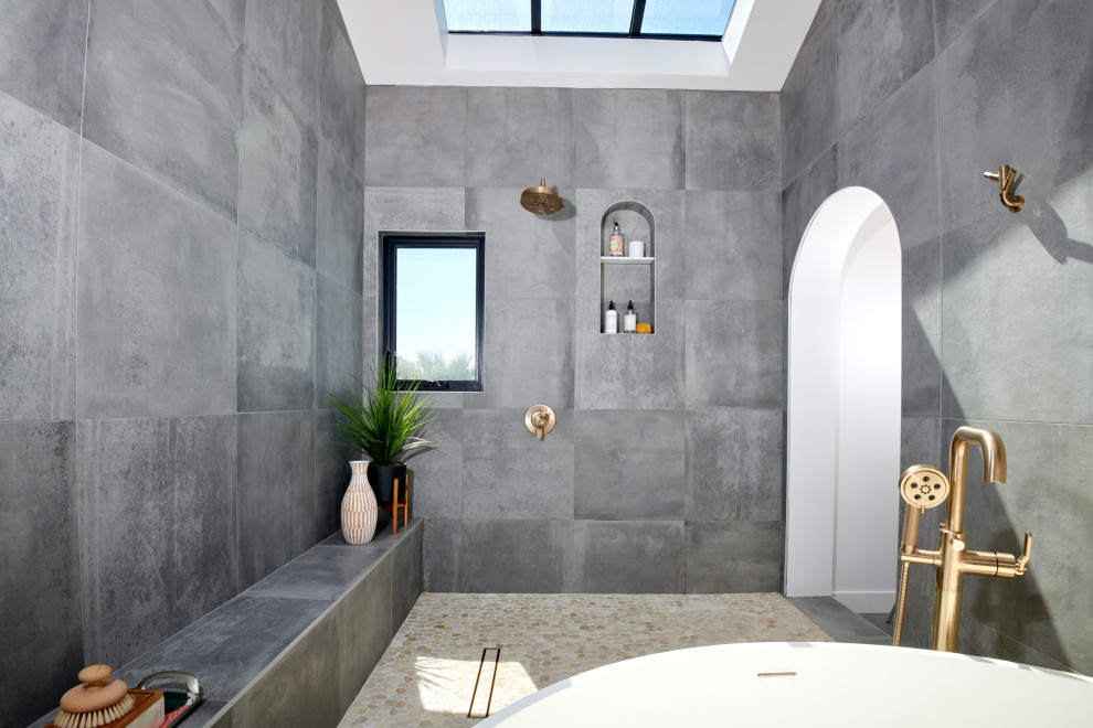 Источник вдохновения для домашнего уюта: большая главная ванная комната в современном стиле с плоскими фасадами, светлыми деревянными фасадами, отдельно стоящей ванной, открытым душем, биде, серой плиткой, керамогранитной плиткой, белыми стенами, полом из галечной плитки, монолитной раковиной, столешницей из искусственного кварца, разноцветным полом, открытым душем, бежевой столешницей, нишей и тумбой под одну раковину