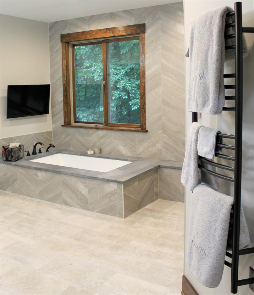 Inspiration för stora klassiska grått en-suite badrum, med ett undermonterat badkar, våtrum, beige kakel, keramikplattor, klinkergolv i keramik, granitbänkskiva, grått golv och med dusch som är öppen