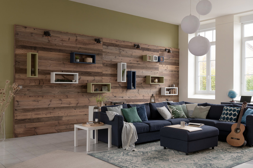 Idee per un grande soggiorno country con pareti verdi, pavimento con piastrelle in ceramica, stufa a legna, pavimento grigio e pareti in legno