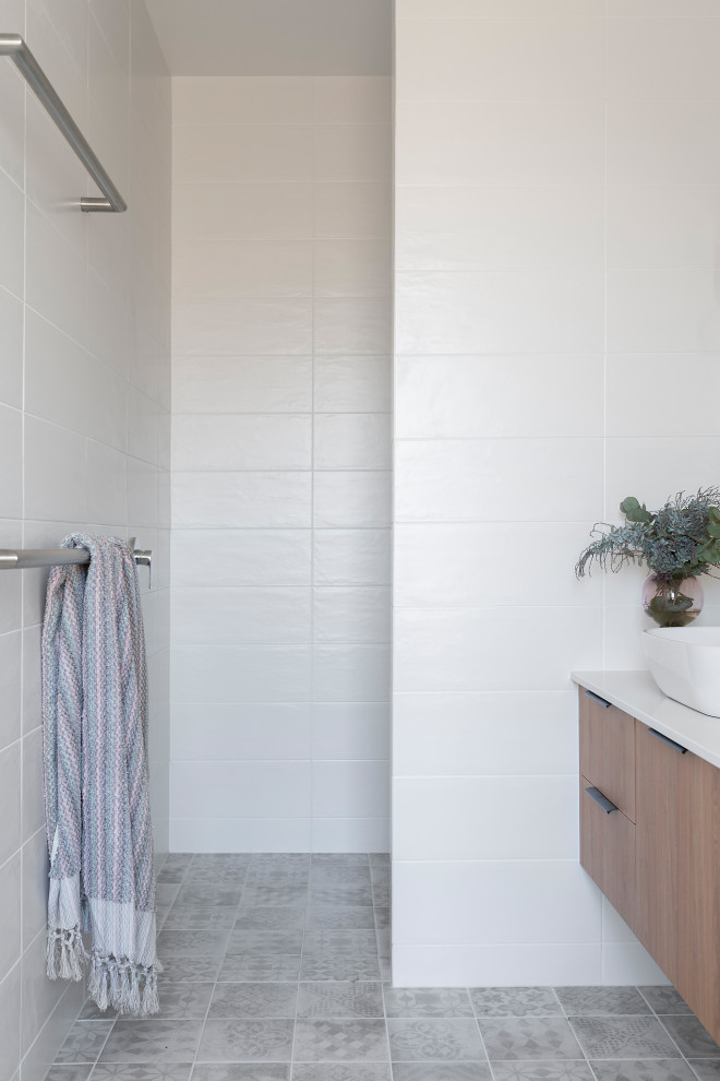 Стильный дизайн: ванная комната среднего размера с отдельно стоящей ванной, белой плиткой, керамогранитной плиткой, душевой кабиной, столешницей из искусственного кварца, белой столешницей и тумбой под одну раковину - последний тренд