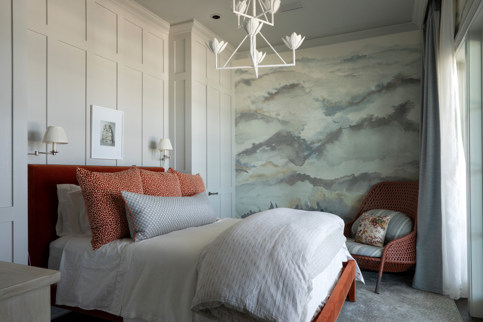 Foto de habitación de invitados costera grande con paredes grises, suelo de madera oscura, suelo marrón y panelado