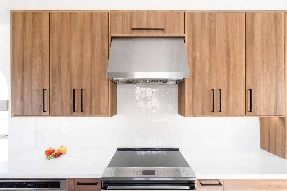 Home design - mid-sized transitional home design idea in Phoenix