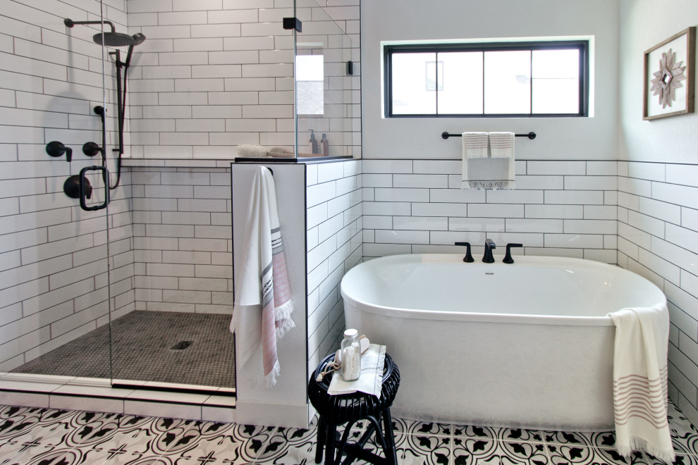 Idéer för att renovera ett vintage en-suite badrum, med skåp i mellenmörkt trä, ett fristående badkar, en hörndusch, vit kakel, tunnelbanekakel, vita väggar, klinkergolv i keramik, flerfärgat golv och dusch med gångjärnsdörr