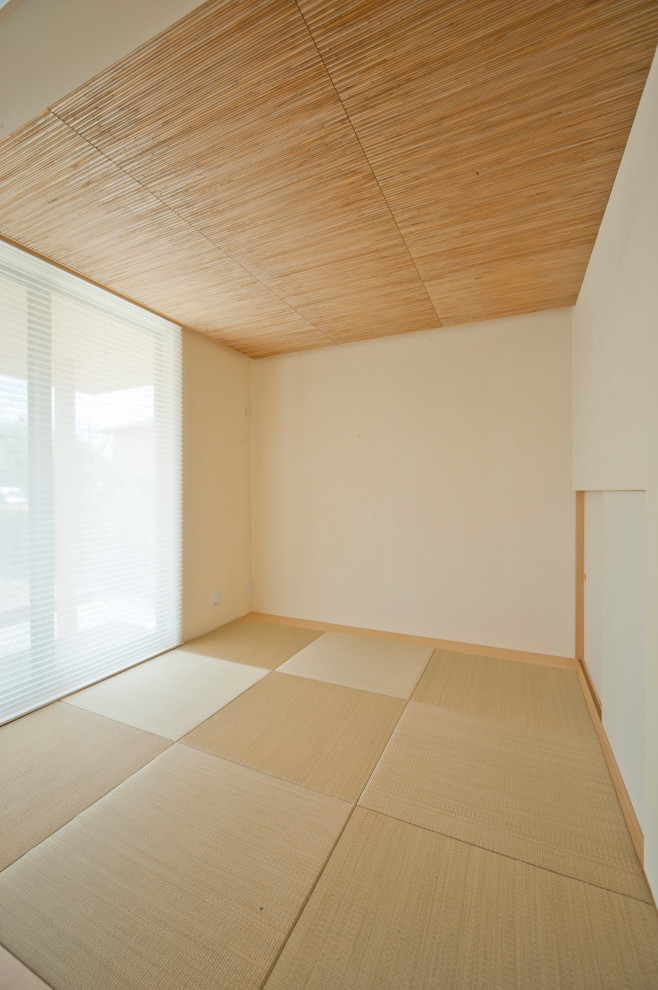 Inspiration for an asian bedroom in Fukuoka with beige walls and tatami floors.