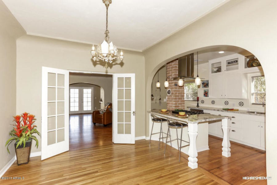 Kitchen - transitional kitchen idea in Phoenix