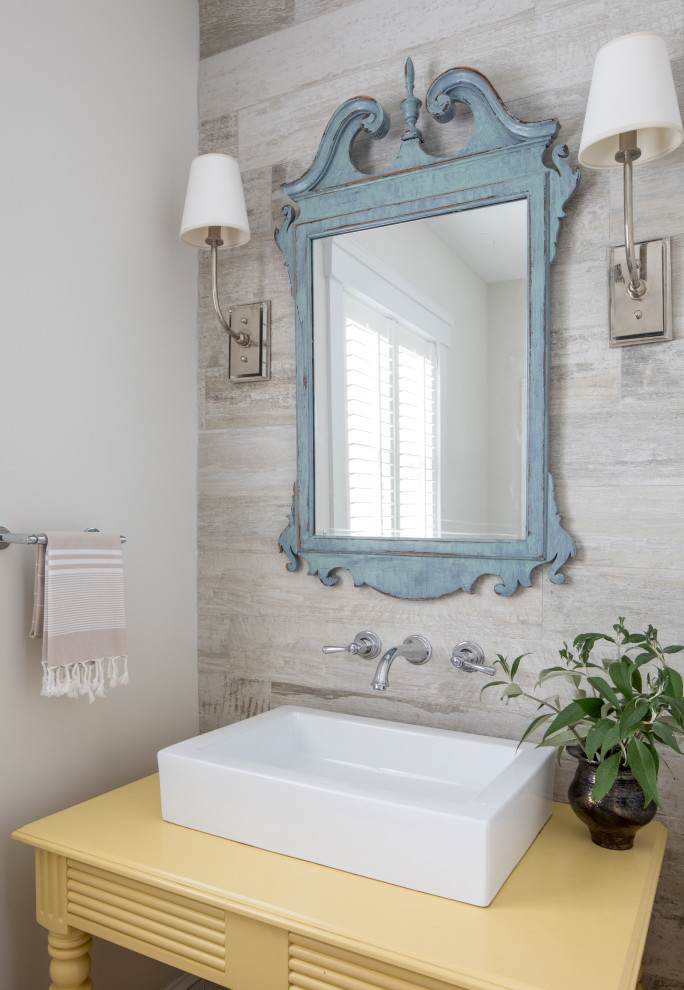 Aménagement d'une salle de bain classique de taille moyenne avec des portes de placard jaunes, des carreaux de porcelaine, une vasque, un plan de toilette en bois, meuble simple vasque et meuble-lavabo sur pied.
