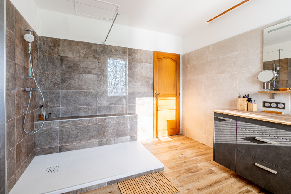 Idee per una grande stanza da bagno con doccia tropicale con doccia a filo pavimento, un lavabo e mobile bagno sospeso