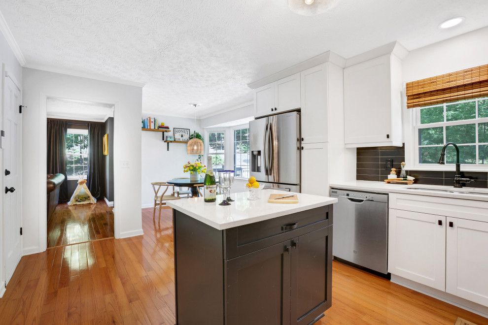 Kitchen - transitional kitchen idea in Atlanta