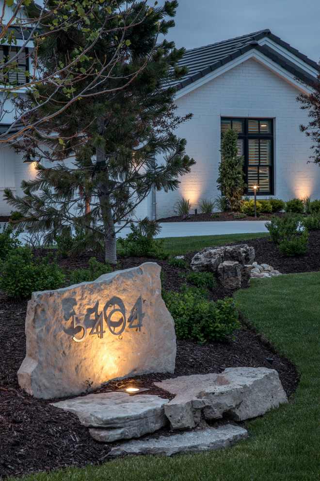Design ideas for a country front yard garden in Omaha with with rock feature.