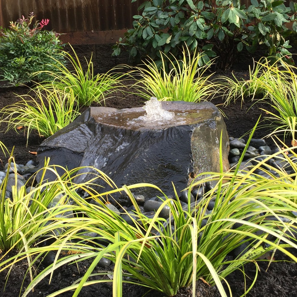 Photo of a backyard garden in Seattle with a water feature.