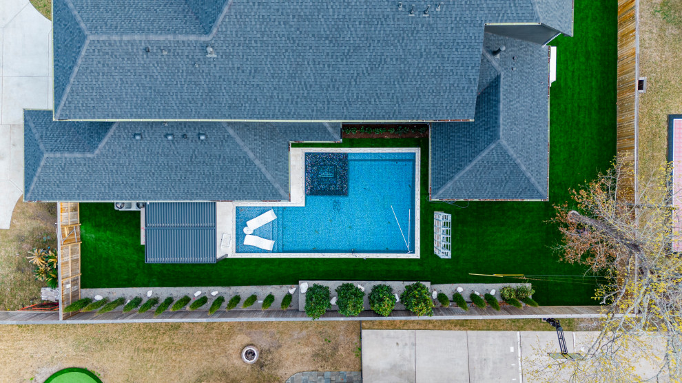 Foto di un giardino minimalista esposto in pieno sole di medie dimensioni e dietro casa in estate con ghiaia e recinzione in legno