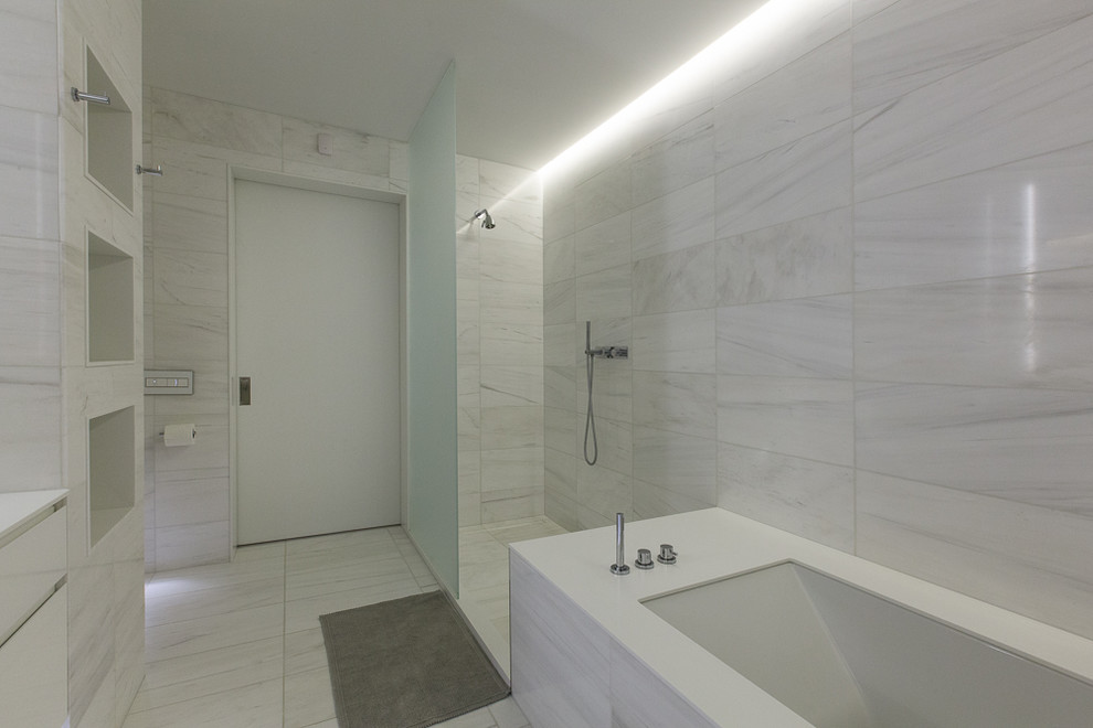 Inspiration for a modern bathroom remodel in Toronto