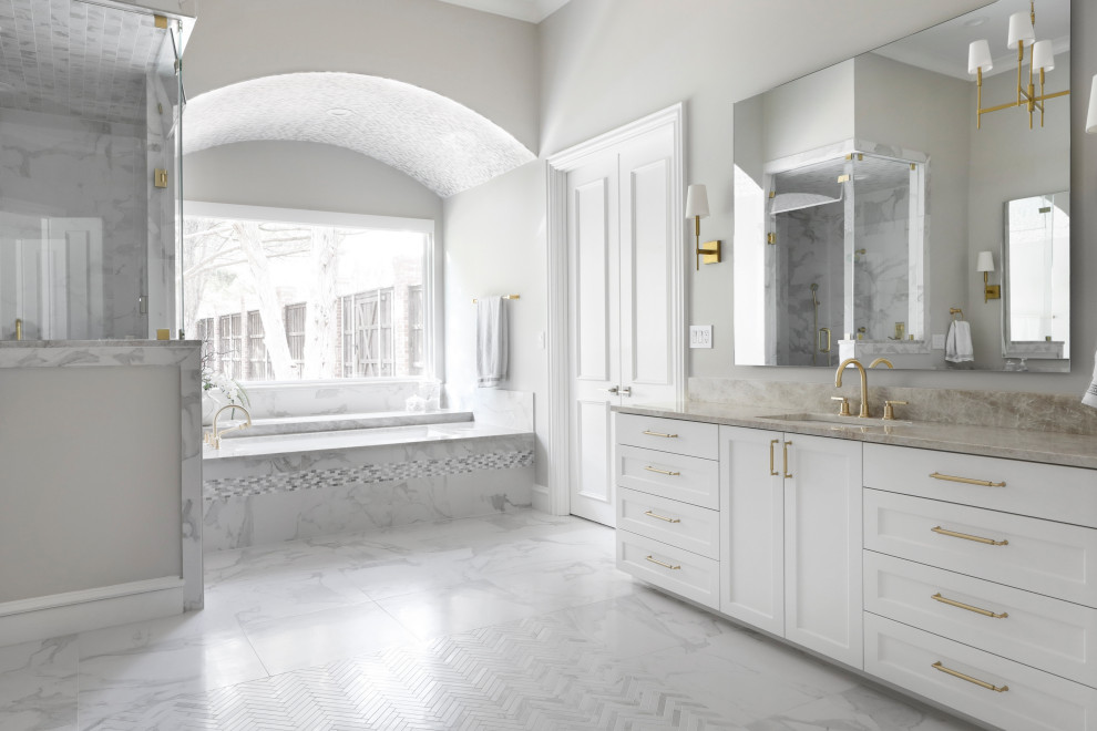 Пример оригинального дизайна: большая главная ванная комната в стиле неоклассика (современная классика) с фасадами в стиле шейкер, белыми фасадами, полновстраиваемой ванной, угловым душем, раздельным унитазом, разноцветной плиткой, керамогранитной плиткой, серыми стенами, полом из керамогранита, врезной раковиной, мраморной столешницей, серым полом, душем с распашными дверями, коричневой столешницей, тумбой под две раковины и встроенной тумбой