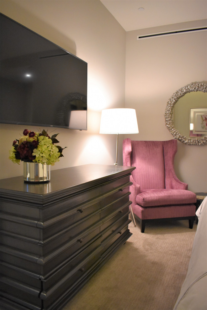 На фото: гостевая спальня среднего размера, (комната для гостей) в современном стиле с белыми стенами, ковровым покрытием, серым полом, многоуровневым потолком и обоями на стенах