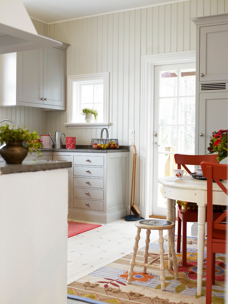 This is an example of a country kitchen in Stockholm.