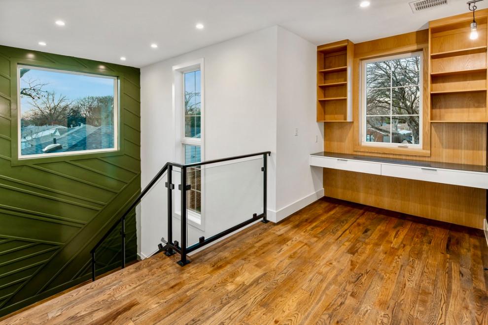 Transitional home design photo in Dallas