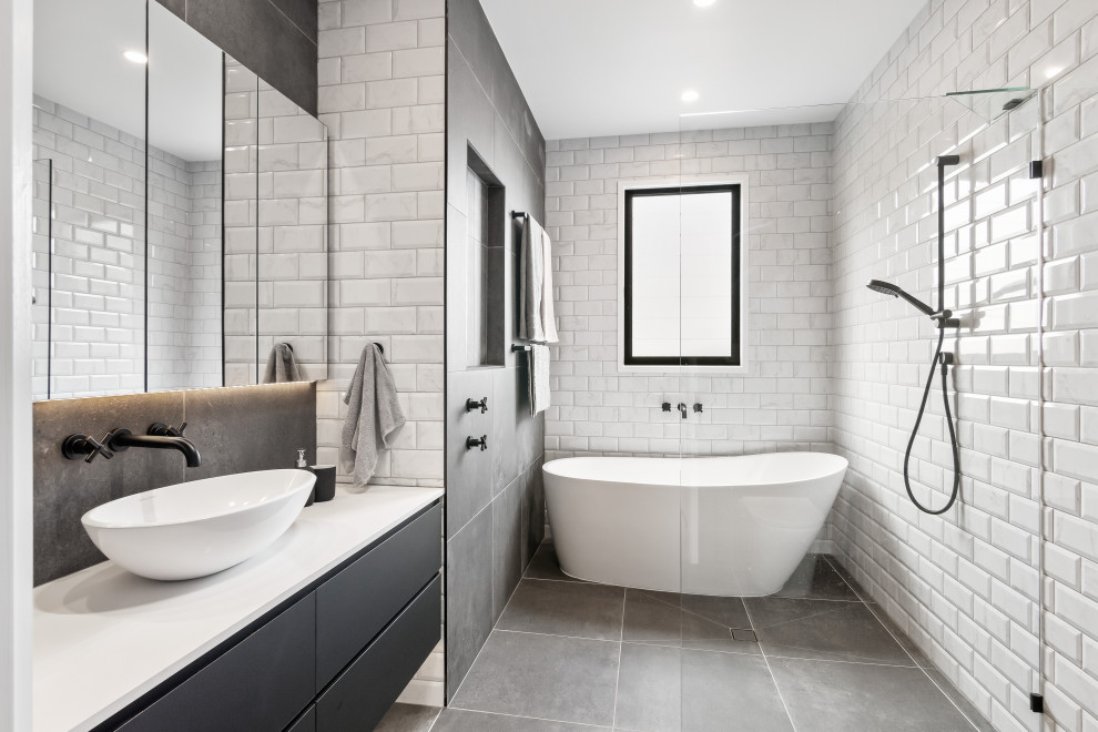 Design ideas for a contemporary bathroom in Brisbane.
