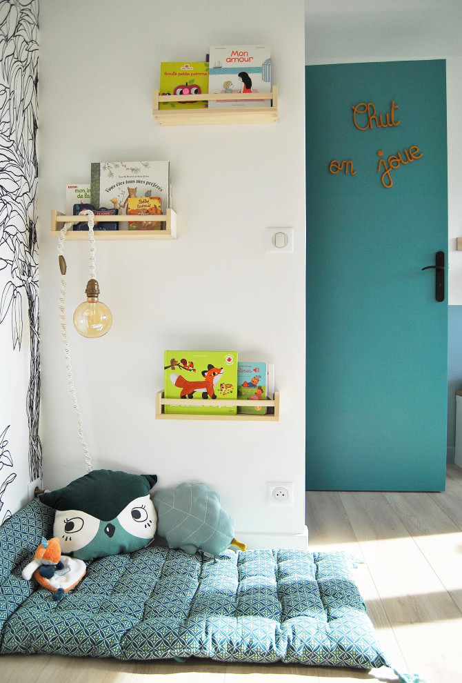 Idee per una cameretta per bambini scandinava di medie dimensioni con pareti bianche, pavimento in laminato e carta da parati