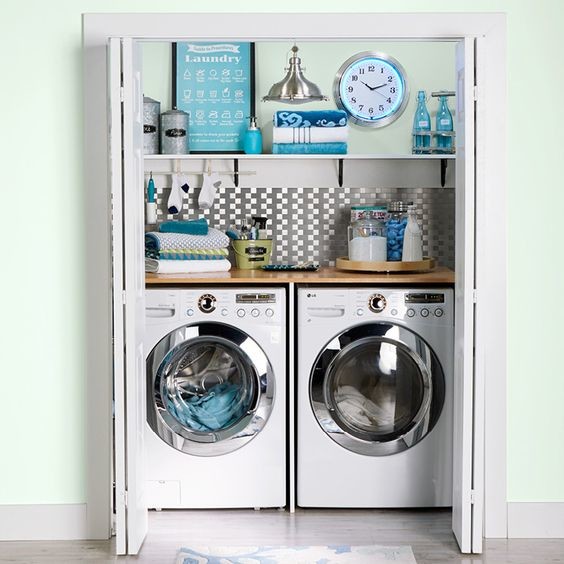 Ispirazione per un piccolo ripostiglio-lavanderia con pareti verdi e lavatrice e asciugatrice affiancate
