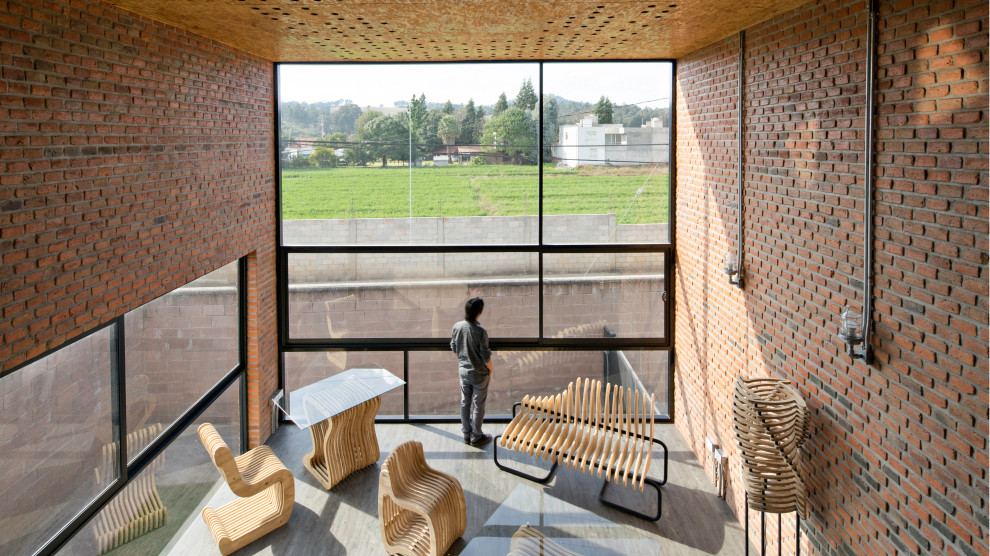Идея дизайна: двухуровневая гостиная комната среднего размера в стиле модернизм с красными стенами, бетонным полом, серым полом, деревянным потолком и кирпичными стенами