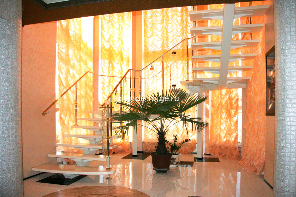 Современная лестница с ограждением Grande forge(Франция) в комбинации со стеклом