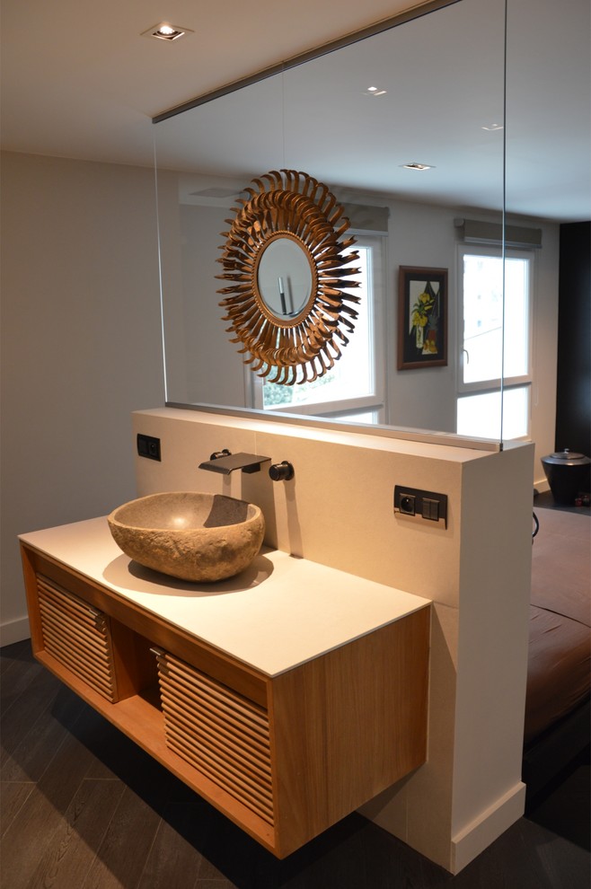 Aménagement d'une salle de bain contemporaine.