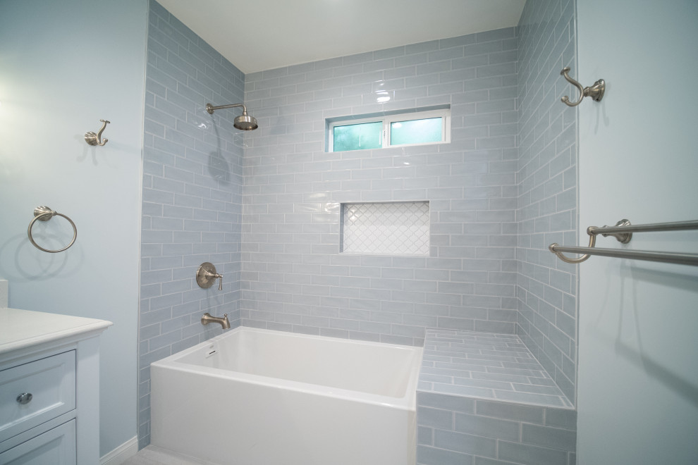 Exemple d'une petite salle de bain principale avec un placard en trompe-l'oeil, des portes de placard blanches, une baignoire encastrée, un combiné douche/baignoire, WC à poser, un carrelage gris, un carrelage métro, un mur gris, un sol en carrelage de porcelaine, un lavabo encastré, un plan de toilette en quartz, un sol gris, une cabine de douche avec un rideau, un plan de toilette blanc, meuble simple vasque et meuble-lavabo sur pied.