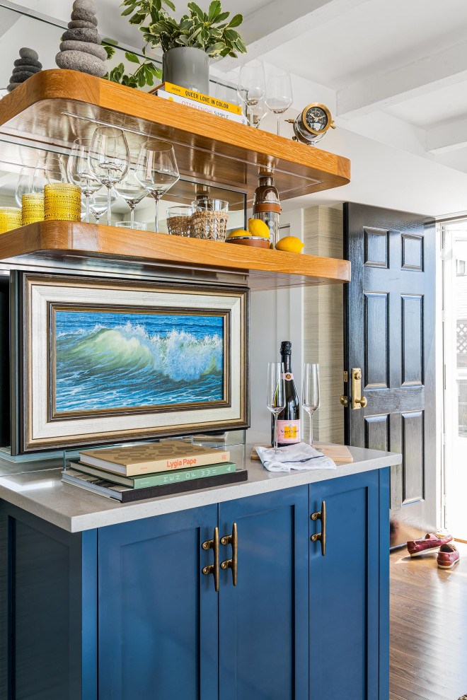 Ejemplo de bar en casa lineal costero sin pila con armarios estilo shaker, puertas de armario azules y encimeras blancas