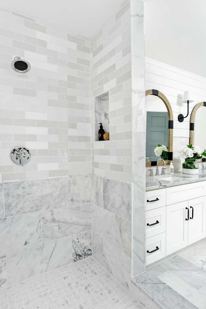 Inspiration för mellanstora maritima vitt en-suite badrum, med skåp i shakerstil, vita skåp, en dusch i en alkov, vit kakel, marmorkakel, vita väggar, marmorgolv, ett undermonterad handfat, marmorbänkskiva, gult golv och dusch med gångjärnsdörr
