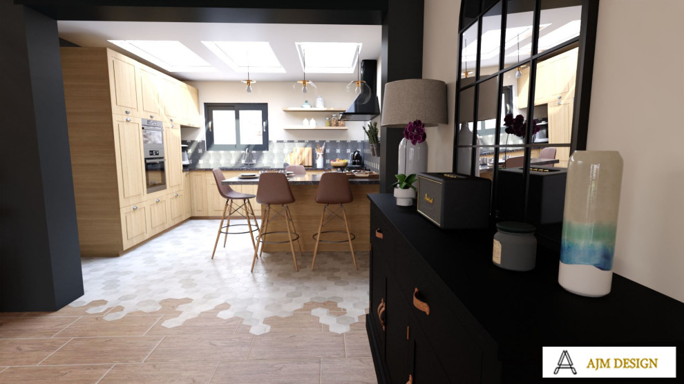 Foto på ett mellanstort svart kök, med en undermonterad diskho, luckor med profilerade fronter, skåp i ljust trä, granitbänkskiva, svart stänkskydd, stänkskydd i cementkakel, integrerade vitvaror, cementgolv, en halv köksö och vitt golv