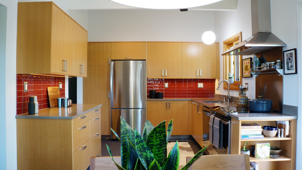 Mid-sized midcentury l-shaped eat-in kitchen in Seattle with an undermount sink, flat-panel cabinets, light wood cabinets, quartz benchtops, red splashback, ceramic splashback, stainless steel appliances, linoleum floors, no island, grey floor, grey benchtop and vaulted.