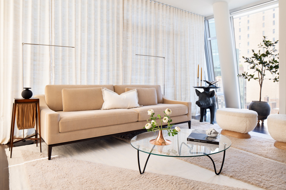 Immagine di un grande soggiorno moderno con pareti beige, parquet scuro e pavimento marrone