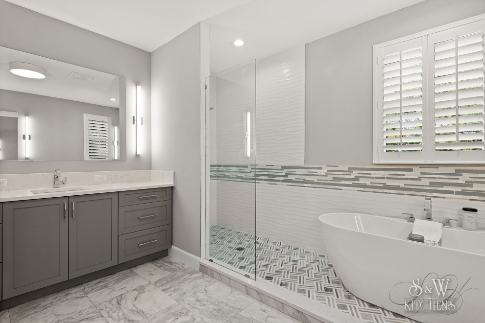 Idéer för att renovera ett mellanstort funkis vit vitt en-suite badrum, med skåp i shakerstil, grå skåp, ett fristående badkar, våtrum, vit kakel, porslinskakel, grå väggar, marmorgolv, ett undermonterad handfat, bänkskiva i kvarts, vitt golv och med dusch som är öppen