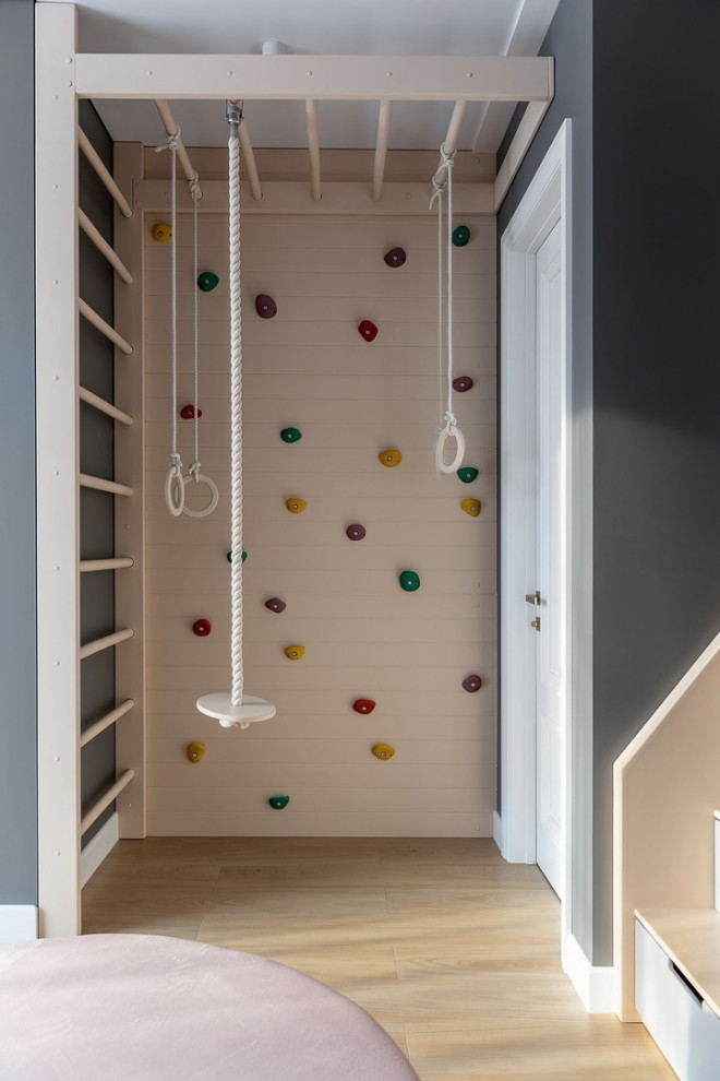 Ispirazione per una grande cameretta per bambini da 4 a 10 anni design con pareti beige, pavimento con piastrelle in ceramica, pavimento beige, soffitto in perlinato e carta da parati