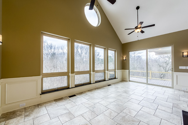 Example of a transitional home design design in Columbus
