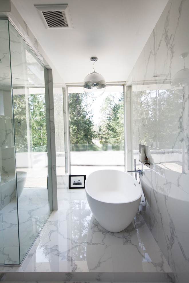 This is an example of a modern bathroom in Portland.