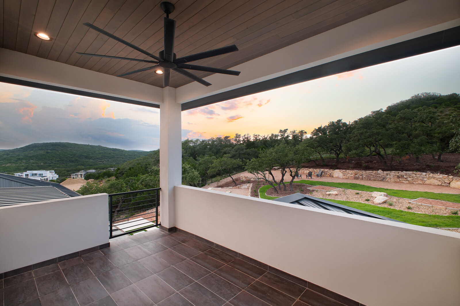 Modern: 4,950 ft², 4 BR/4 BA/2 ST home