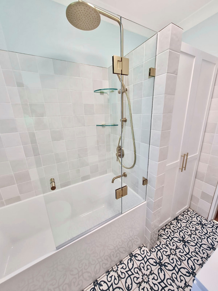 Exempel på ett litet en-suite badrum, med ett fristående badkar, en dusch/badkar-kombination, vit kakel, keramikplattor, gröna väggar, klinkergolv i porslin och dusch med gångjärnsdörr