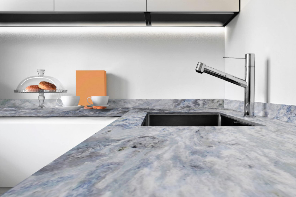 Inspiration pour une grande cuisine avec plan de travail en marbre et un plan de travail bleu.