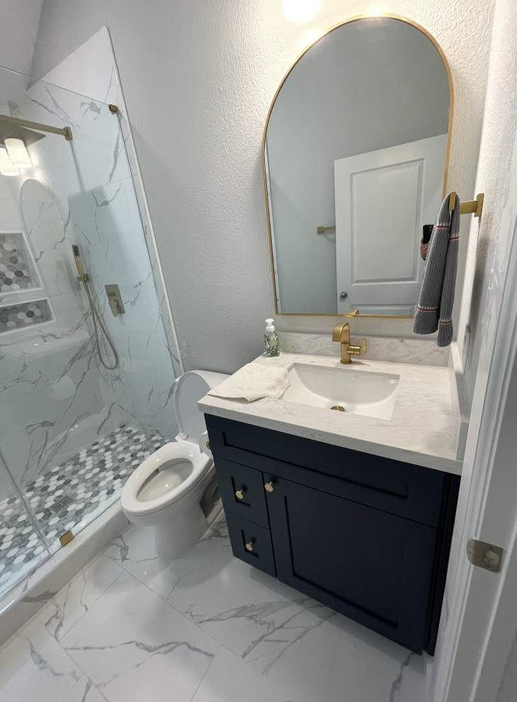 Cette photo montre une salle de bain tendance de taille moyenne avec un placard à porte shaker, des portes de placard bleues, un plan de toilette en quartz modifié, un plan de toilette blanc, meuble simple vasque et meuble-lavabo sur pied.