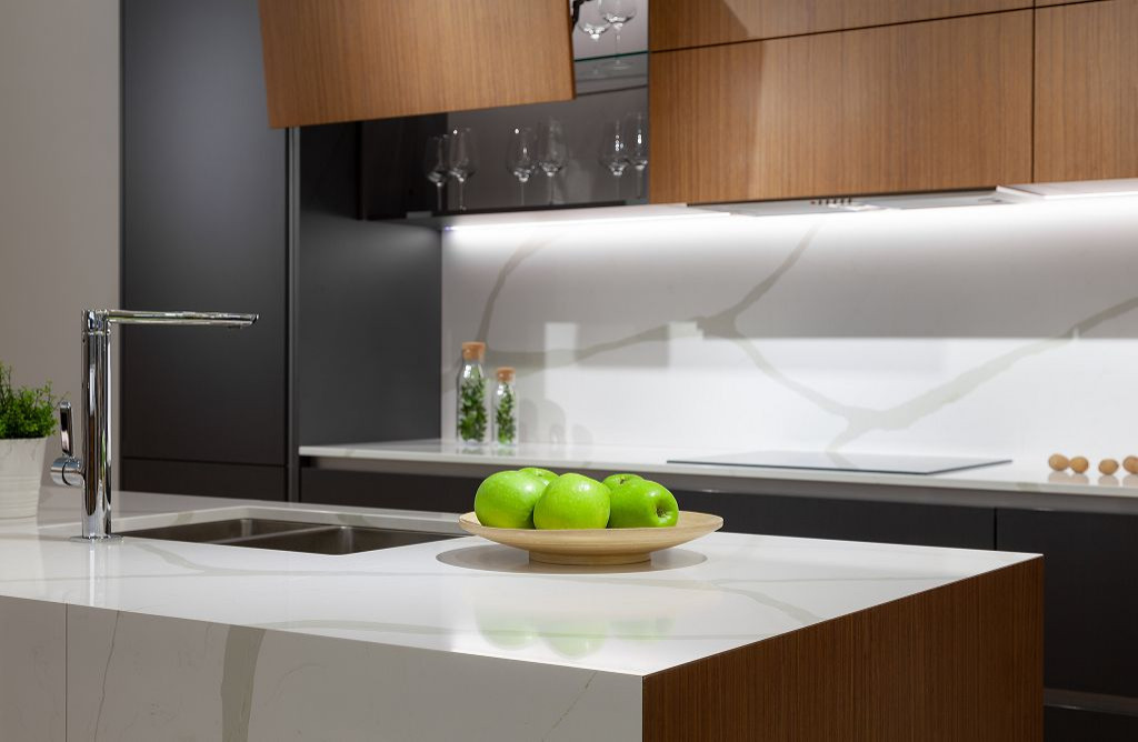 Кухонный гарнитур со столешницей из кварцевого агломерата