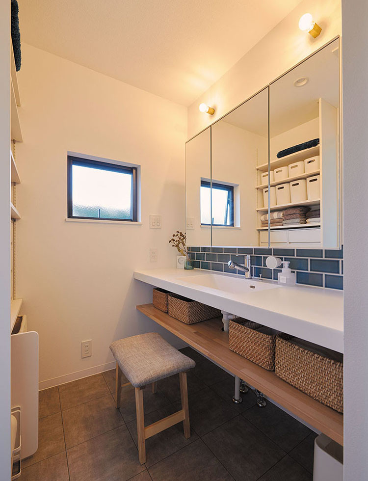 Idéer för ett modernt vit badrum med dusch, med öppna hyllor, vita skåp, blå kakel, porslinskakel, vita väggar, vinylgolv, ett integrerad handfat, bänkskiva i akrylsten och grått golv
