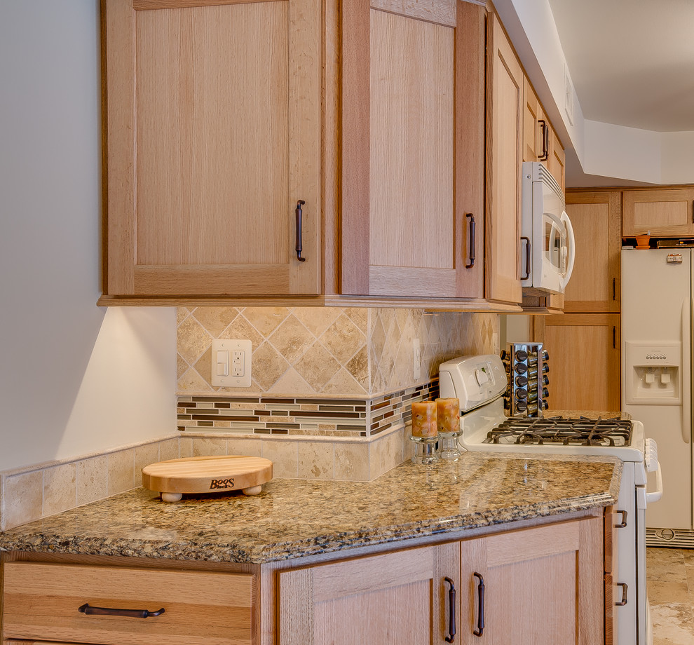 Photo of an arts and crafts u-shaped eat-in kitchen in Detroit with an undermount sink, shaker cabinets, light wood cabinets, quartz benchtops, beige splashback, stone tile splashback and white appliances.