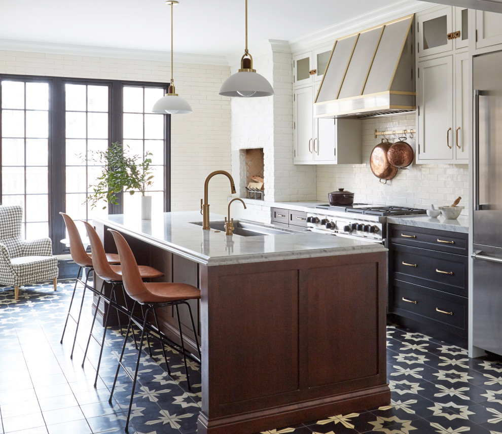 Transitional kitchen photo in Chicago