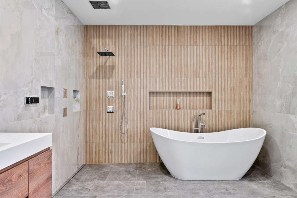 Exemple d'une salle de bain avec des portes de placard marrons, une douche ouverte, WC à poser, un sol multicolore, aucune cabine, meuble simple vasque, un plafond en bois et une baignoire indépendante.