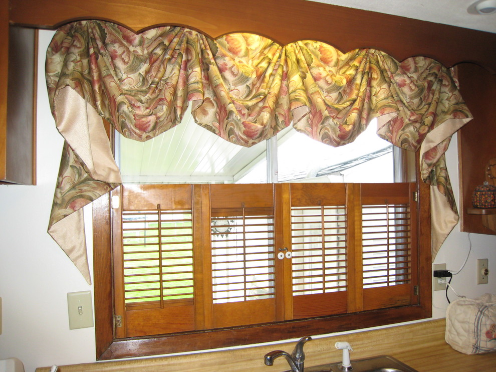 Example of a transitional kitchen design in Indianapolis