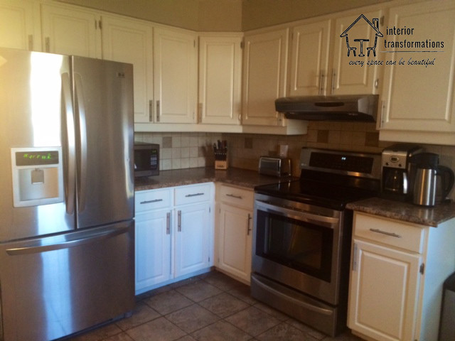 Transitional kitchen photo in Toronto