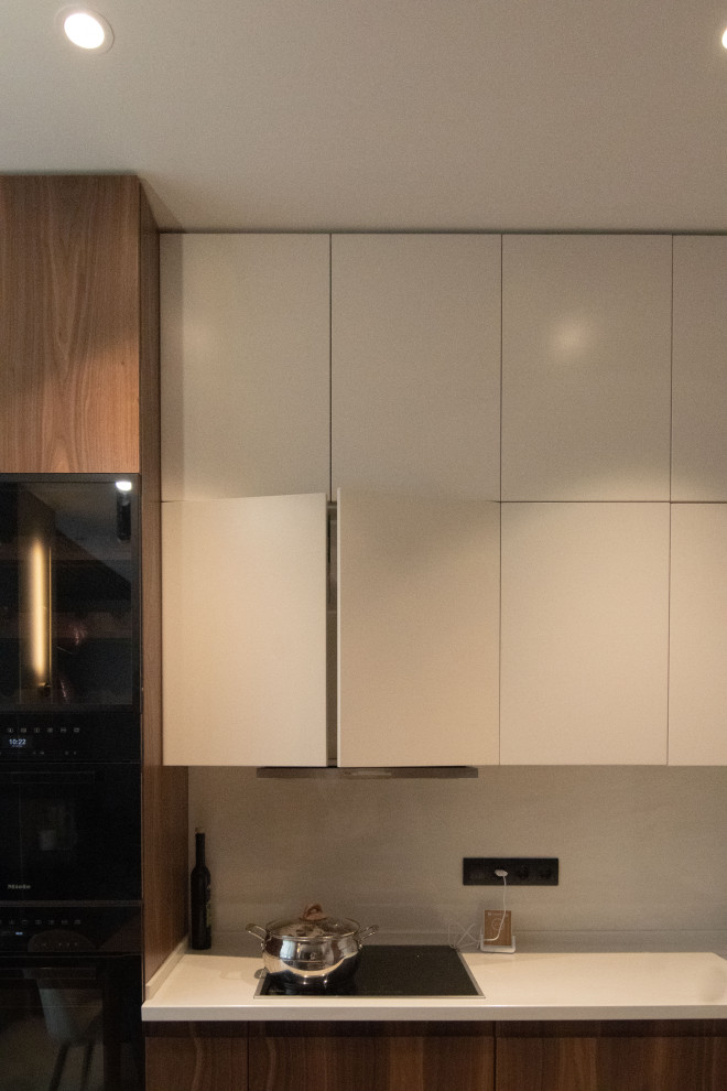 Кухня в стиле минимализм с фасадами под "темное дерево"