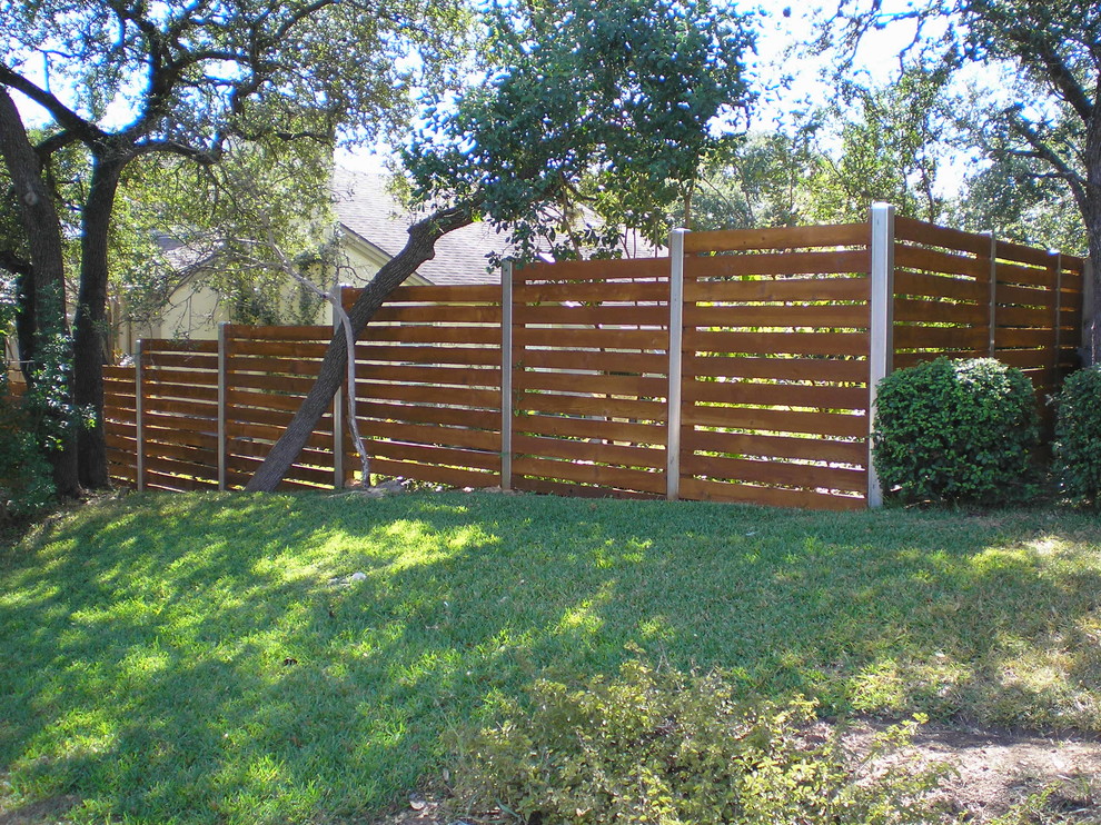 Design ideas for a mid-sized traditional backyard full sun garden for spring in Austin.