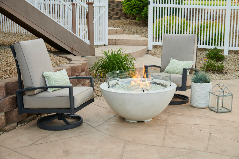 Photo of a modern patio in Minneapolis with a fire feature.